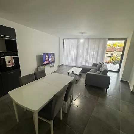 Girne, Genis Terasli Modern
