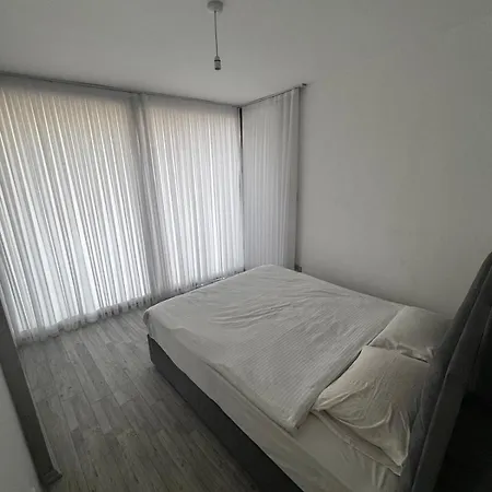 Girne, Genis Terasli Modern Appartement *
