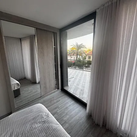 Girne, Genis Terasli Modern Appartement *