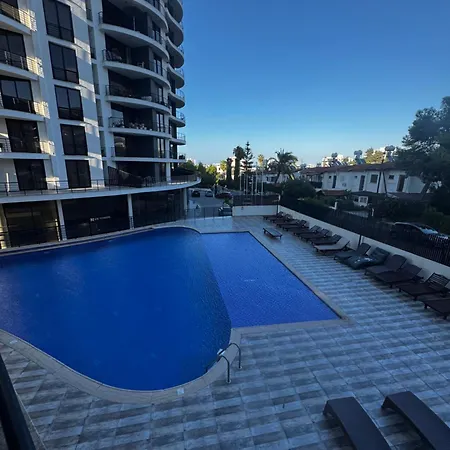 Girne, Genis Terasli Modern Appartement *
