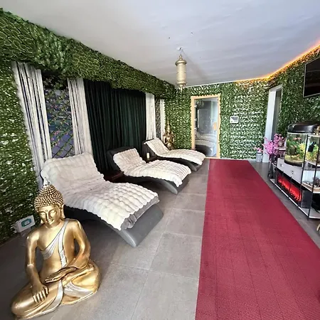 Girne, Genis Terasli Modern Appartement *